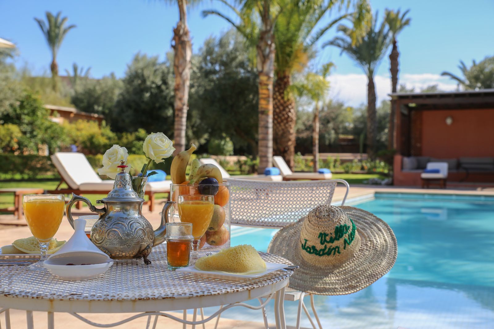 Petit déjeuner au bord de la piscine - Villa jardin Nomade Marrakech