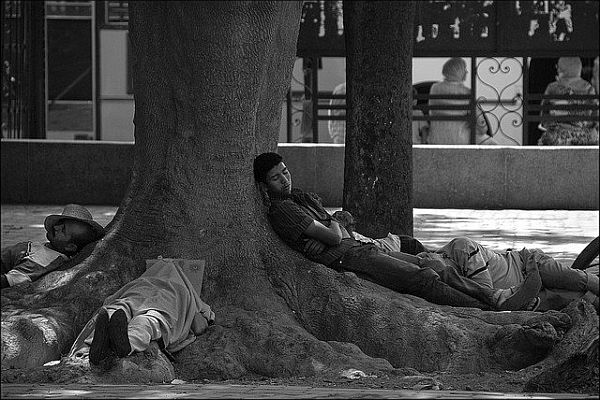 sieste avant le repas du jeune